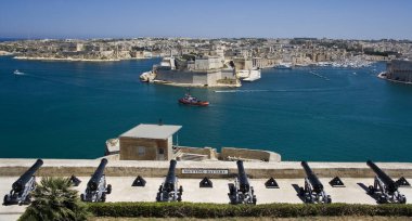 Valletta 'daki Grand Harbor, Barracca Gardens' tan St. Angelo ve Vittoriosa Kalesi 'ne ve selamlama bataryasına bakıyor. Akdeniz adası Malta.