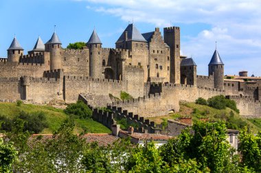 Ortaçağ kalesi ve Fransa 'nın güneybatısındaki Carcassonne kenti. Vizigotlar tarafından 5. yüzyılda kuruldu, 1853 yılında restore edildi ve şimdi bir UNESCO Dünya Mirası Alanı..