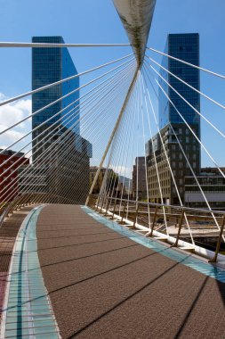 Kuzey İspanya 'nın Biscay eyaletindeki Bilbao limanındaki Zubizuri Köprüsü.. 