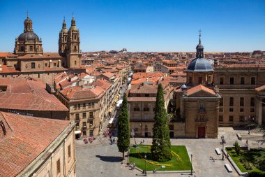 İspanya 'nın Castilla-y-Leon bölgesindeki Salamanca şehrindeki Universidad çan kuleleri ve Colegio de Anaya Katedrali' nden görüntü.
