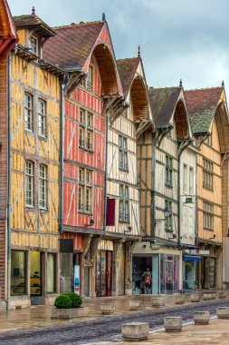 Fransa 'nın Şampanya Bölgesi' ndeki Troyes şehrindeki tarihi kereste iskelet binaları.