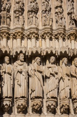 Heykelin Kuzey Fransa 'nın Picardy bölgesindeki Amiens şehrindeki Katedral Notre-Dame' ın merkez kapısı etrafındaki ayrıntıları. Bu Gotik katedral M.Ö. 1220 yılından kalma ve Fransa 'nın en büyük katedrali..