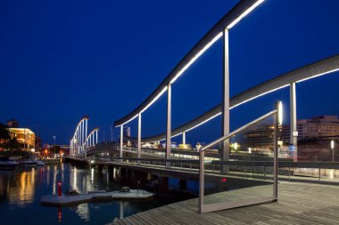 Rambla de Mer salıncak köprüsü İspanya 'nın Katalonya bölgesindeki Barcelona' nın Eski Şehir Bölgesi 'nde bulunan Port Vell (Placa del Portal de la Pau) limanına gider..