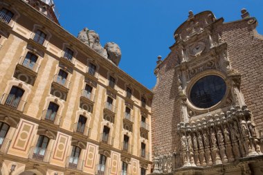 İspanya 'nın Katalonya bölgesindeki Monestir de Montserrat' taki Gotik Manastır ve Neo Rönesans Bazilikası. Manastır 9. yüzyıldan kalma ve Benedikt tarikatının rahiplerine ev sahipliği yapıyor..