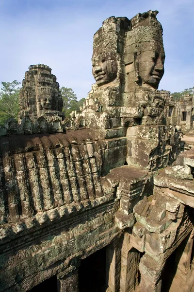 アンコールワット カンボジア 東南アジアのカンボジアのアンコールワット近くのバイヨン寺院 これは アンコールでよく知られ 豪華な装飾されたクメール寺院で 12世紀後半または13世紀初頭に建てられました — ストック写真