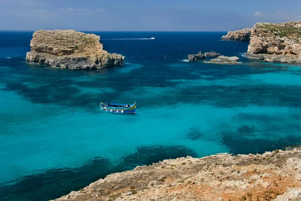Błękitna Laguna Małej Wyspie Comino Wybrzeży Śródziemnomorskiej Wyspy Malta — Zdjęcie stockowe
