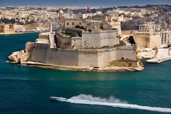 Barco Motor Valletta Grand Harbor Pasando Por Fort Angelo Isla — Foto de Stock