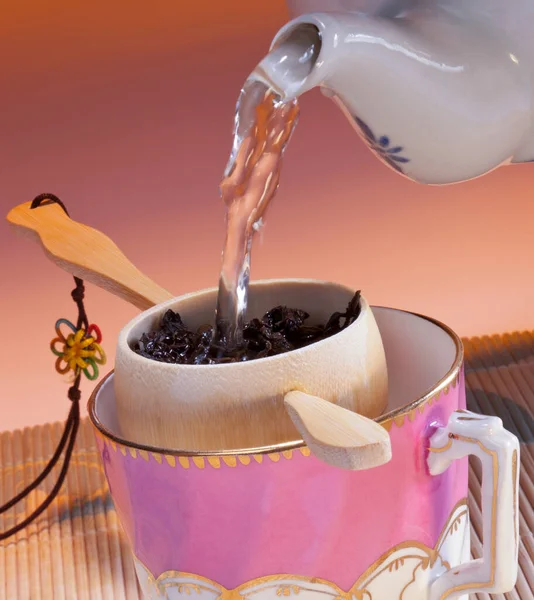 Fazendo Uma Xícara Chá Derramando Água Quente Através Folhas Chá — Fotografia de Stock