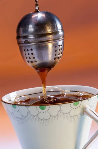 Using Tea Strainer Make Cup Tea — Stock Photo, Image