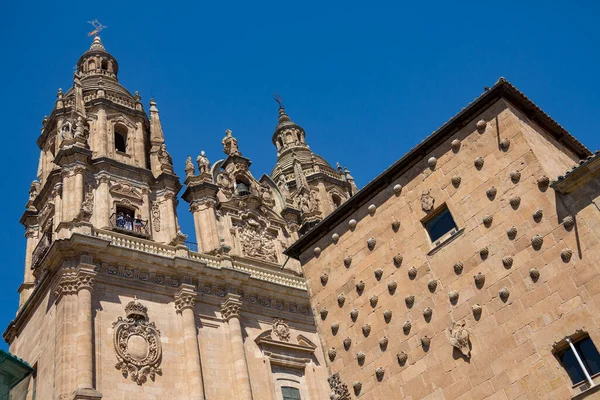 스페인의 카스티 지역의 살라망카 Universidad 종탑에 관광객들 전경에 있는건물은 세기에 — 스톡 사진