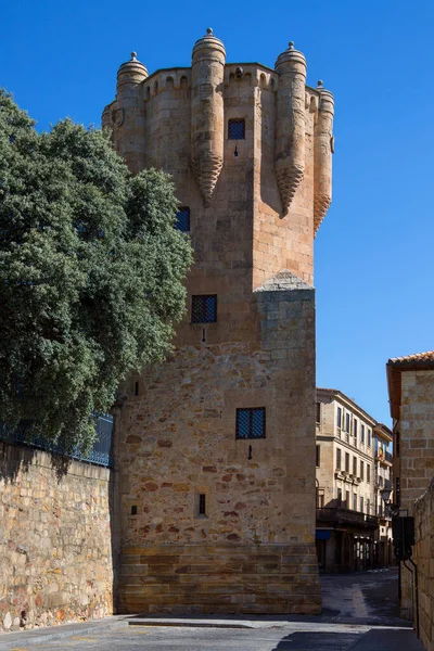 スペイン中部のカスティーリャ レオン州サラマンカ市にある15世紀のクラヴェロ塔 — ストック写真