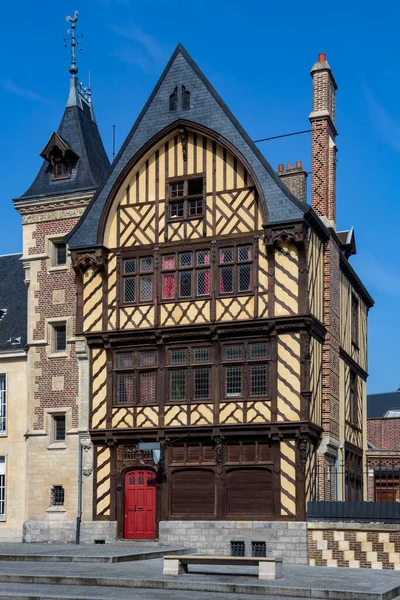 Vecchia Costruzione Legno Nella Piazza Della Cattedrale Nella Città Amiens — Foto Stock