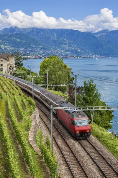 Osobní Vlak Jedoucí Podél Severní Strany Ženevského Jezera Lac Leman — Stock fotografie