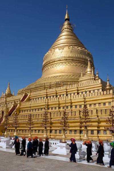 Grupo Mujeres Pagoda Shwezigon Antigua Ciudad Bagan Myanmar Birmania —  Fotos de Stock