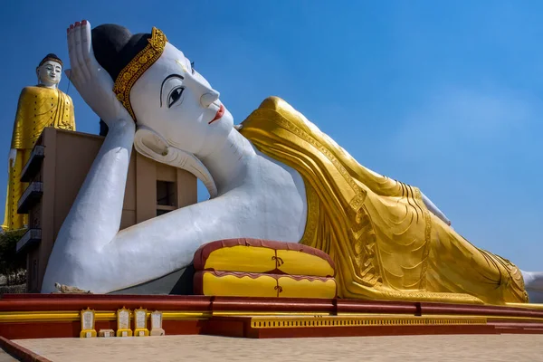 Buda Monywa Myanmar Ayakta Laykyun Sekkya Yanında Yatan Buda — Stok fotoğraf