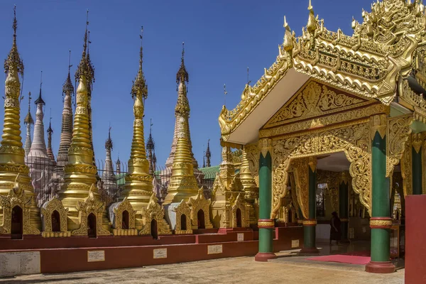 ミャンマー ビルマ のシャン州にある角国仏教寺院の一部 この古代寺院には2478の仏塔があり 紀元前3世紀のものです — ストック写真
