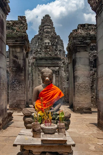 Estátua Buda Oferendas Templo Bayon Templo Khmer Ricamente Decorado Perto — Fotografia de Stock