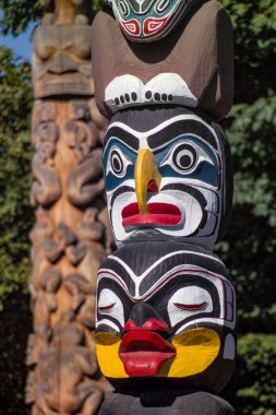 Totem Pole Stanley Park 'ta British Columbia, Kanada' da Vancouver şehrinde.