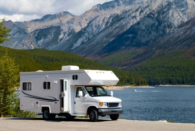 Banff Ulusal Parkı, Alberta, Kanada 'da Minnewanka Gölü yakınlarına park edilmiş eğlence aracı (RV)