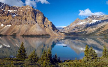 Banff Ulusal Parkı 'ndaki Bow Gölü Alberta, Kanada.