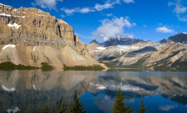 Banff Ulusal Parkı 'ndaki Bow Gölü Alberta, Kanada