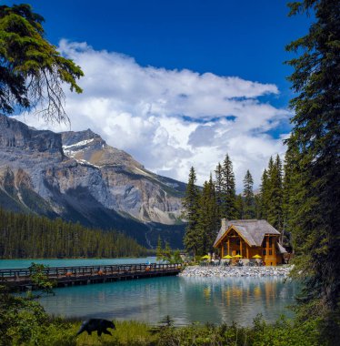 Yoho Ulusal Parkı 'ndaki Emerald Gölü British Columbia, Kanada.