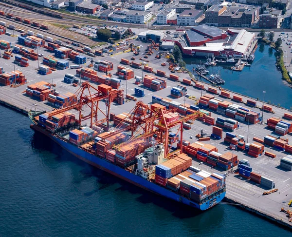 加拿大温哥华集装箱港口的航拍照片 温哥华港是加拿大最大的港口 也是北美货运量第四大的港口 为加拿大与170多个世界经济体的贸易提供了便利 — 图库照片