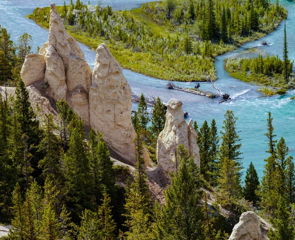 カナダのアルバータ州のバンフ国立公園でフードゥー岩が形成されています フードゥーは 通常浸食によって形成された 背が高く 薄い岩の尖塔です フードは通常 比較的柔らかい岩の上に硬い より簡単に浸食された石で構成されています — ストック写真
