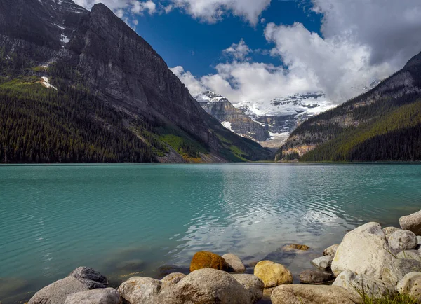 Kanada Alberta 'daki Banff Ulusal Parkı' nın Rocky Dağları 'ndaki Louise Gölü' nün turkuaz suları. Suyun turkuaz rengi, göle gölü gören buzulların eriyen suyu ile taşınan kaya unundan gelir..