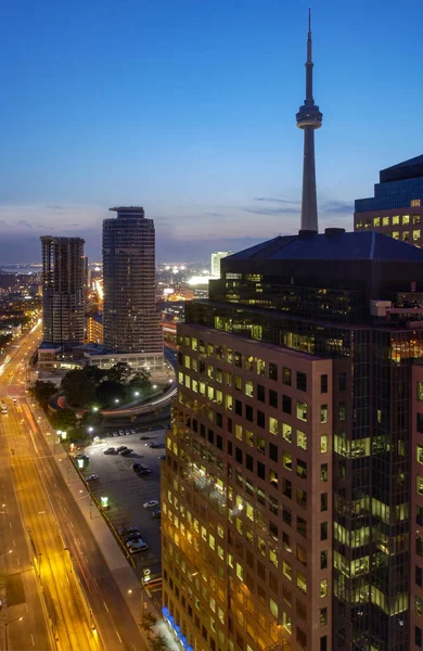 Der Tower Und Innenstadtgebäude Der Abenddämmerung Der Kanadischen Stadt Toronto — Stockfoto