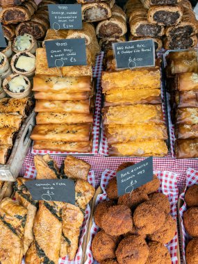İngiltere 'nin kuzeydoğusundaki Kuzey Yorkshire' daki Malton kasabasında bir pazar yerinde lezzetli turtalar, börekler, sarmalar ve İskoç yumurtaları..