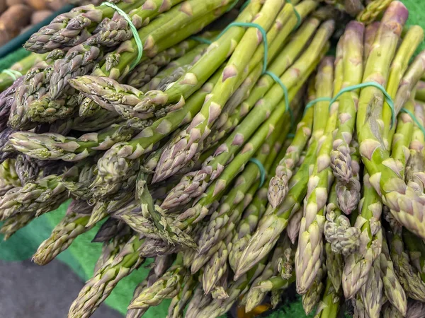 Σπαράγγια Asparagus Officinalis Προς Πώληση Πάγκο Της Αγοράς Καλλιεργείται Ευρέως — Φωτογραφία Αρχείου