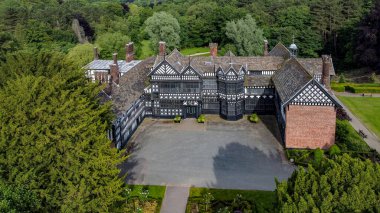 Bramhall Hall 'un 14. yüzyıl Tudor binaları Güney Manchester, İngiltere.