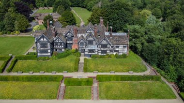 Bramhall, Güney Manchester, İngiltere 'deki 14. yüzyılın Tudor binalarının hava manzarası..