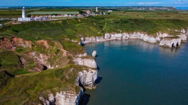 İngiltere 'nin kuzeydoğu kıyısındaki Yorkshire' daki Flamborough Head 'deki deniz feneri ve uçurumların havadan görüntüsü..