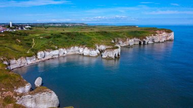 İngiltere 'nin kuzeydoğu kıyısındaki Yorkshire' daki Flamborough Head 'deki kayalıkların ve deniz mağaralarının havadan görüntüsü..