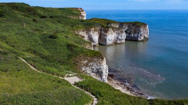 İngiltere 'nin kuzeydoğu kıyısındaki Yorkshire' daki Flamborough Head 'deki uçurumların hava görüntüsü..