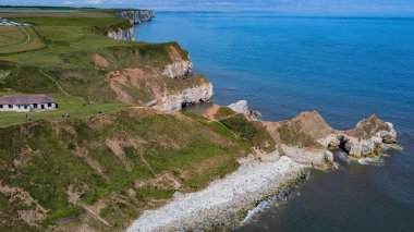 İngiltere 'nin kuzeydoğu kıyısındaki Yorkshire' daki Flamborough Head yakınlarındaki Thornwick Körfezi 'ndeki uçurumların havadan görüntüsü..