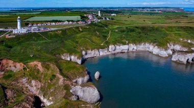 İngiltere 'nin kuzeydoğu kıyısındaki Yorkshire' daki Flamborough Head 'deki deniz feneri ve uçurumların havadan görüntüsü..