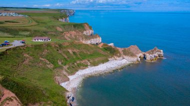 İngiltere 'nin kuzeydoğu kıyısındaki Yorkshire' daki Flamborough Head yakınlarındaki Thornwick Körfezi 'ndeki uçurumların havadan görüntüsü..