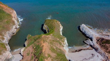 İngiltere 'nin kuzeydoğu kıyısındaki Yorkshire' daki Flamborough Head yakınlarındaki Thornwick Körfezi 'ndeki uçurumların havadan görüntüsü..