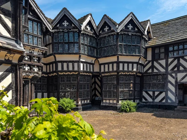 Little Moreton Hall 잉글랜드 북서부 체셔의 근처에 세기의 저택이다 — 스톡 사진