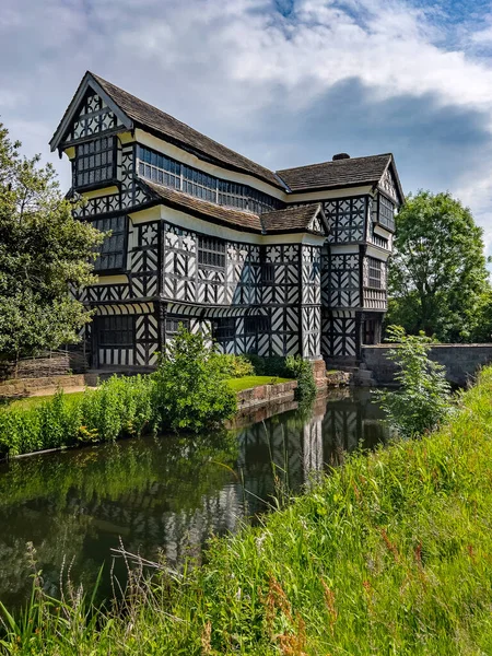 位于英格兰西北部柴郡康格尔顿附近的一座16世纪半木结构的小摩尔顿庄园 — 图库照片