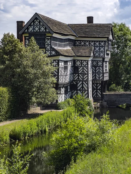 位于英格兰西北部柴郡康格尔顿附近的一座16世纪半木结构的都铎庄园小莫雷顿大厅 — 图库照片