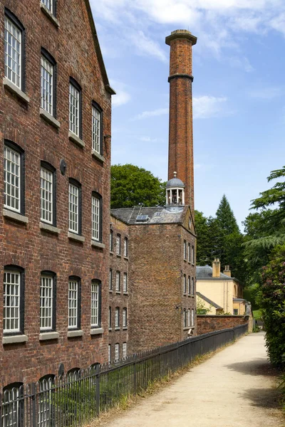 采石场磨坊 Quarry Bank Mill 也称为Styal Mill 位于英格兰西北部柴郡的Styal 它是工业革命时期保存得最好的纺织厂之一 采石场磨坊是塞缪尔 格雷格 — 图库照片