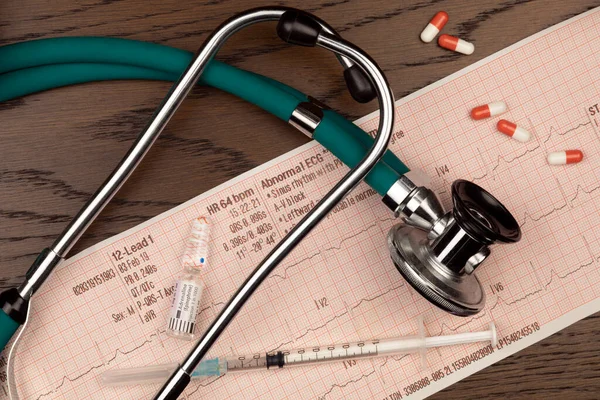 Pengobatan Medis Stetoskop Dokter Injeksi Adrenalin Dan Jejak Ecg — Stok Foto