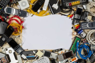Modası geçmiş teknoloji. Elektrikli aletler artık kullanılmıyor. Geri dönüşüm için eski elektrikli atık. Metin için boşluk.