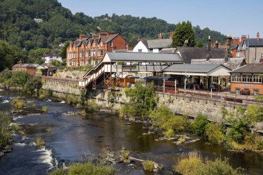 Llangollen tren istasyonu ve Denbighshire, Galler 'deki Dee Nehri..