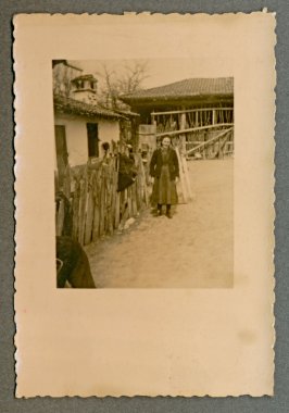 kadın eski köy meydanında