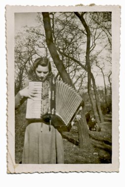 kadın oyun akordeon
